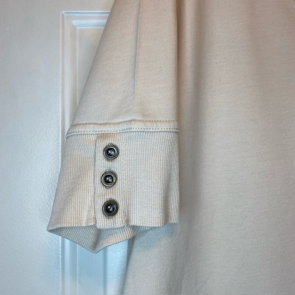 Jane + Delaney Cream Short Sleeve T Shirt Top Button Cuffs Sz M Rounded Hem - Picture 12 of 12